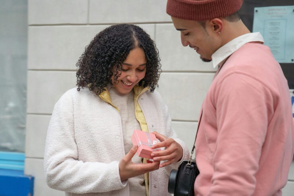 O que dar de presente no Dia da Mulher? Ideias de acessórios e joias que surpreendem