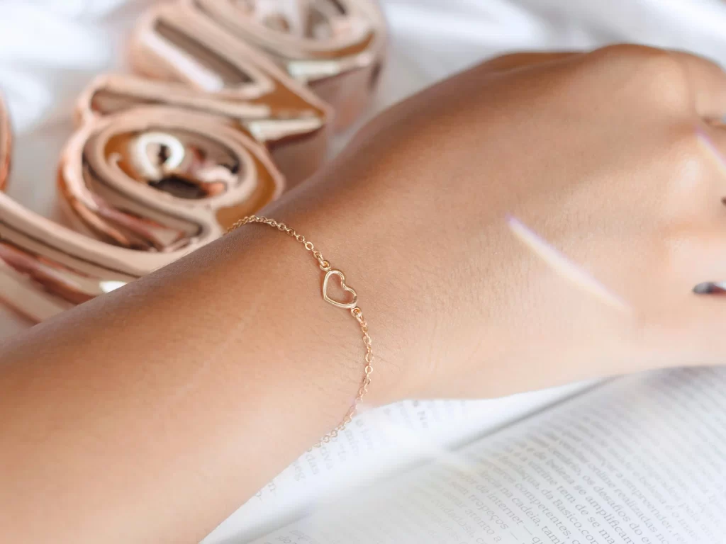 Pulseira para Namorada: O Guia Completo para Celebrar o Amor com Estilo | Lourdes Alianças