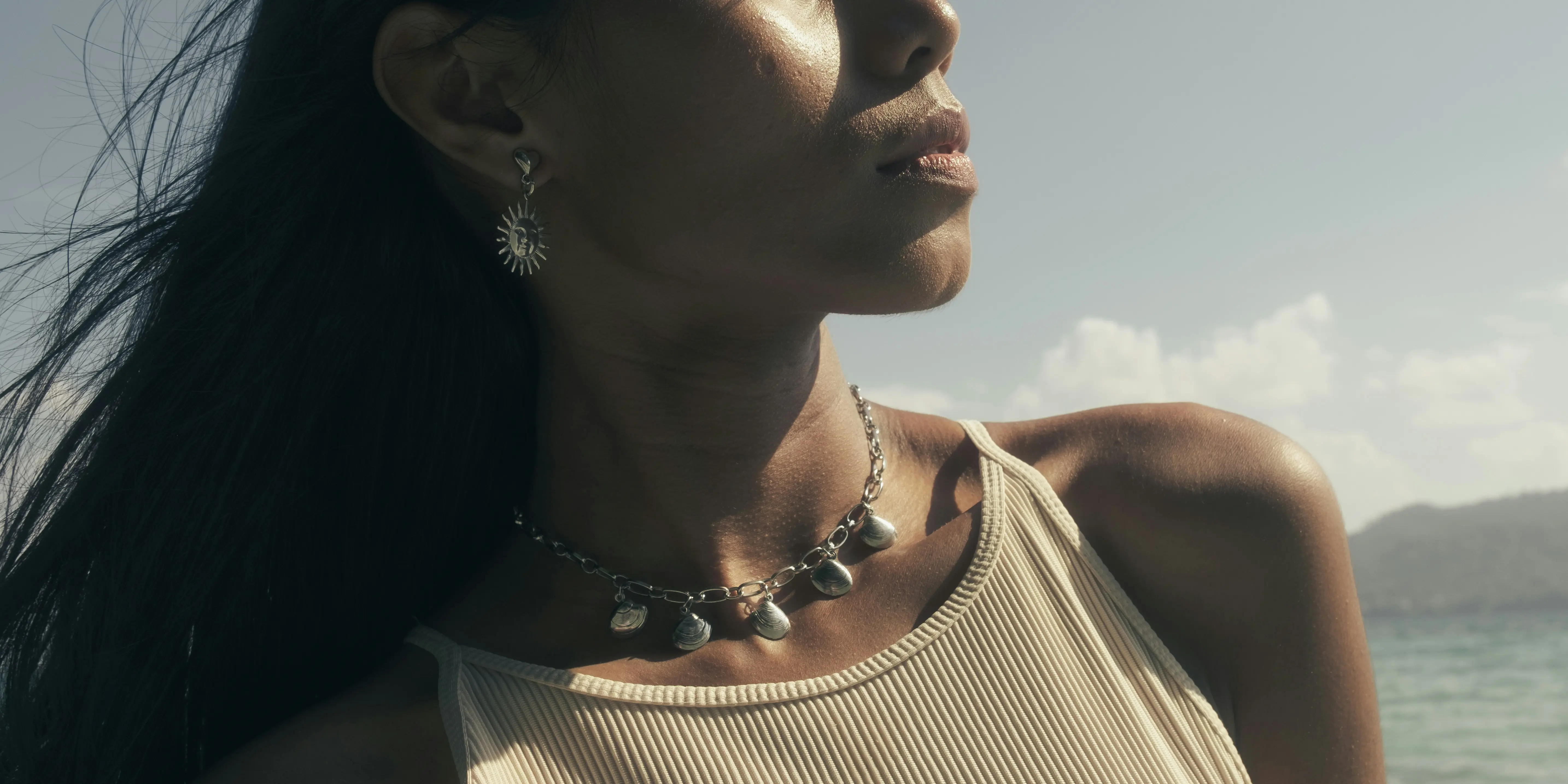 Brinco para usar na praia: estilo e praticidade à beira-mar